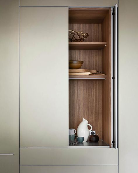 Down to the last detail ➡️ Solid walnut, sand-beige aluminium and stainless steel unite in a spectacular open-plan kitchen with a beautiful island. Swipe to the end to see more of the @bulthaup kitchen living space 👀 kitchen: bulthaup by Kitchen Architect Architect: Diego Trolliet . . . #bulthaup #bulthaupkitchens #kitchendetails #kitchendesigninterior #kitchenarchitecture Bulthaup Kitchen Island, Bulthaup Kitchen B3, Bulthaup Kitchen, Sand Beige, Inspired Living, Kitchen Living, Open Plan Kitchen, Organic Modern, Solid Walnut