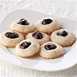 Tender, buttery little shortbread thumbprint cookies have a sweet filling of smooth dark chocolate in this pretty addition to your holiday table. Ghirardelli Recipes, Baking Chips, Ganache Recipe, Ghirardelli Chocolate, Cookies Chocolate, Premium Chocolate, Thumbprint Cookies, Gourmet Chocolate, Chocolate Baking