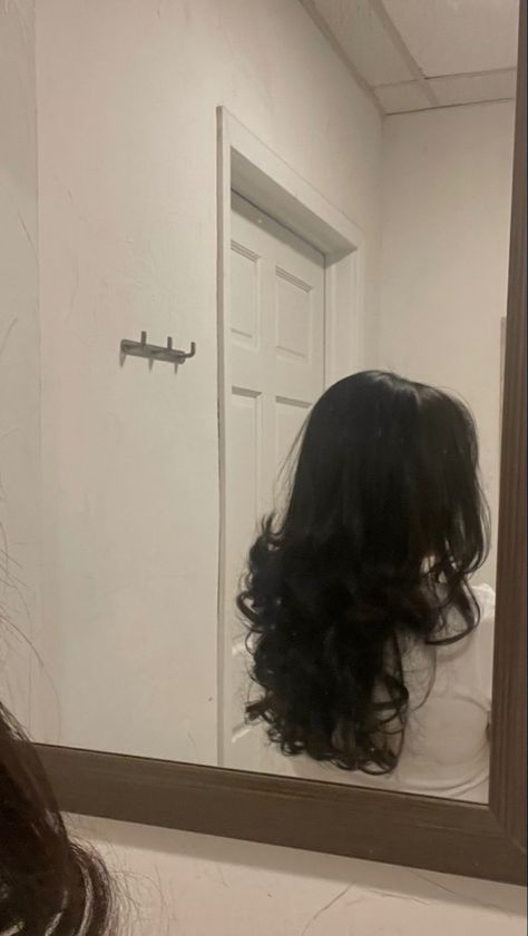 90s blowout Fluffy Thick Hair, Layered Blowout Hair Black Women, 90s Blowout Black Hair, Black Blowout Hair, Black Hair Grunge, 90s Blowout Black Women, Black Hair Blowout, Blow Outfit Hair Black, 90s Fluffy Hair