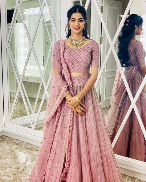 Lehenga Designs For Bride, Pink Lehenga Designs, Onion Pink Lehenga, Bridal Lehenga Design, Lengha Dress, Mrunalini Rao, Pink Bridal Lehenga, Onion Pink, Lehenga Design