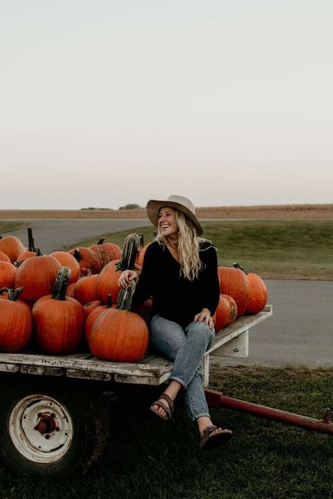 Pumpkin Pics, Single Pictures, Fall Toddler Outfits, Aesthetic Cowgirl, Fall Szn, Pumpkin Patch Photoshoot, Pumpkin Patch Pictures, Fall Photo Shoot Outfits, Fall Shoot