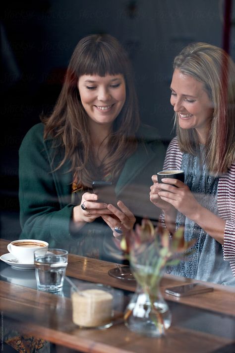 Coffee And People, Friends At A Cafe, Cafe Photoshoot Ideas Friends, Cafe With Friends Aesthetic, Photoshoot At Cafe, People At Cafe, Coffee With Friends Aesthetic, Friends At Cafe, Friends Drinking Coffee