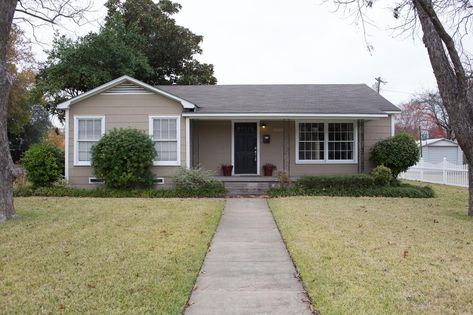 When Patti decided to move to Waco to be near her two sons, she was determined to find a house that would bring her joy. Chip and Jo delivered with a warm and welcoming home that produced both smiles and 1950s Bungalow Exterior, Small Ranch House Exterior, Small Cottage Living Room, 1950s Bungalow, Small Ranch House, Small House Renovation, Rental Makeover, Holiday House Decor, Unique Front Doors