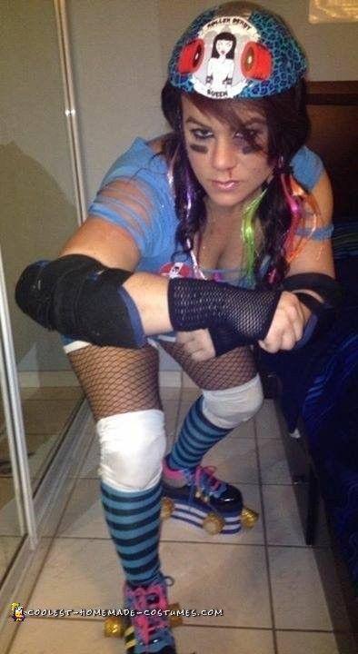 Cute+Roller+Derby+Costume Make Up Costume Ideas, Roller Derby Costume, Up Costume Ideas, Carnaval Outfits, Make Up Costume, Construction Helmet, Roller Derby Girls, Mermaid Ideas, Homemade Costume