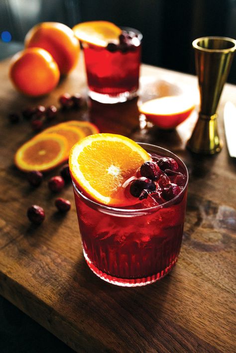 Christmas Punch - Bourbon Plus Magazine Bourbon Punch, Cranberry Ginger Ale, Champagne Punch, Christmas Punch Recipes, Holiday Punch, Best Bourbons, Christmas Punch, Detox Drinks Recipes, Boozy Drinks