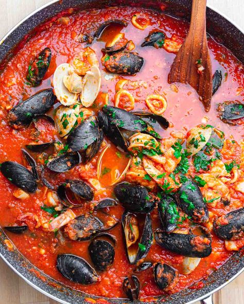 Zuppa di pesce is a delightfully rustic stew of clams, mussels, shrimp, squid, and cod in a garlicky white wine, tomato, shallot, and fennel broth. Serve with toasted garlic-rubbed Italian bread and a drizzle of extra virgin olive oil. Perfect for the Feast of the Seven Fishes! #zuppadispesce #seafoodstew #seafoodsoup Sip And Feast, Feast Recipes, Seafood Stew Recipes, White Clam Sauce, Seafood Dinners, Baked Artichoke, Dash Diet Recipes, Food Italian, Seafood Stew