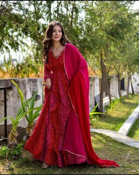 Bandhani Gown Design, Bandhani Gown, Indian Dresses For Girls, Bandhani Kurta, Flared Kurti, Chicken Kari, Cloth Collection, Designer Dupatta, Eid Photos