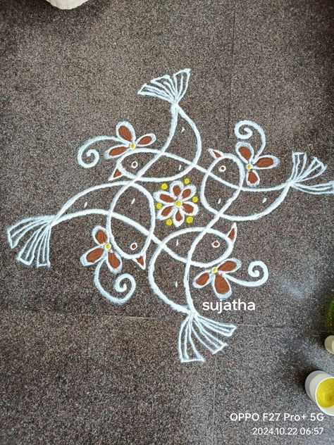 Small Border Designs, Dots Rangoli With Colors, Kolam Drawing, Small Free Hand Rangoli, Small Kolam, Dot Kolam, Phoenix Tattoos, Dots Kolam, Kambi Kolam