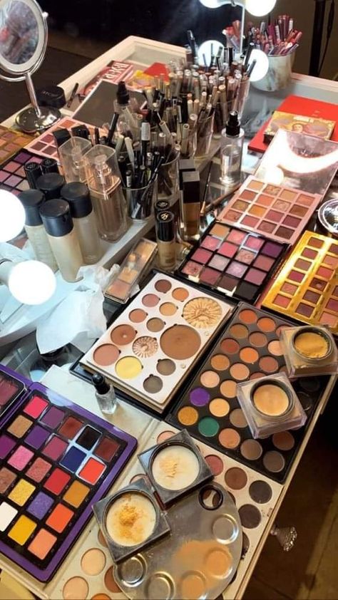 Makeup Artist Black Women, Mua Aesthetic Job, Beauty School Aesthetic, Make Up Artist Aesthetic, Make Up Artist Photoshoot, Mua Aesthetic, Dollar Store Makeup, Makeup Artist Aesthetic, Makeup Artist Working