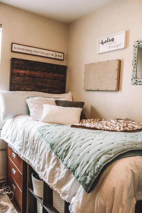 College Dorm Room Ideas Country, College Western Dorm Room Ideas, Farmhouse Dorm Room, Country Dorm Room, Country Dorm Room Ideas, Dorm Room Lighting, Rustic Dorm Room Ideas, Dorm Bedding Ideas, Western Dorm Room Ideas