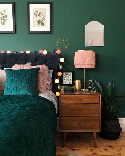 Dark green and blush pink bedroom with mid century furniture and velvet bedding  #darkgreen #greendecor #pinkandgreen #bedroomdecor #bedroom #midcentury #darkdecor #greenwalls Mid Century Side Table, Green Walls, Bohemian Bedroom Decor, Design Del Prodotto, Green Rooms, Bedroom Green, Home Fashion, Bedroom Colors, Bed Room