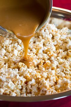 Caramel Treats, Salted Caramel Popcorn, Popcorn Treats, Popcorn Recipe, Popcorn Recipes, Caramel Popcorn, Cooking Classy, Yummy Sweets, Caramel Sauce