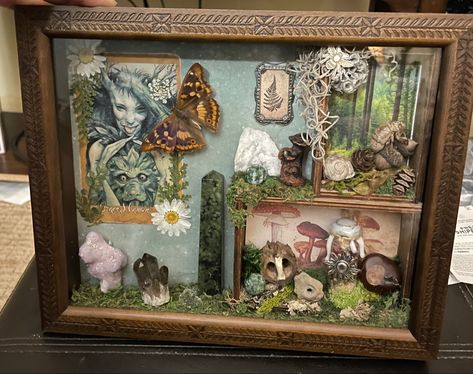 Moss Crystal Display, Curio Box Ideas, Shadow Box Crystals, Crystal Shadow Boxes, Witchy Shadow Box Ideas, Fairy Shadow Box Ideas, Nature Shadow Box Ideas, Small Shadow Box Ideas, Street Fair Ideas