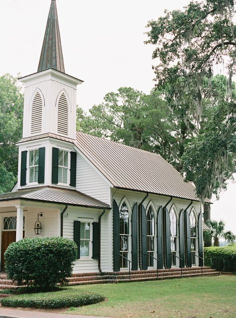 Autumn & Philip planned a luxurious getaway for the two of them and their closest family and friends at the gorgeous Montage Palmetto Bluff in Bluffton, South Carolina. Autumn & Philip’s Southern Vogue Wedding was a planning and travel experience that quite literally took us places we never expected, but it was an utter delight throughout! Venues | Ceremony Venue | Reception Venue | The Montage Palmetto Bluff, Charleston South Carolina Wedding Venues, Wedding Venue South Carolina, Palmetto Bluff South Carolina, Wedding Venue Mansion, Montage Palmetto Bluff Wedding, South Carolina Wedding Venues, Traditional Southern Wedding, Charleston Aesthetic