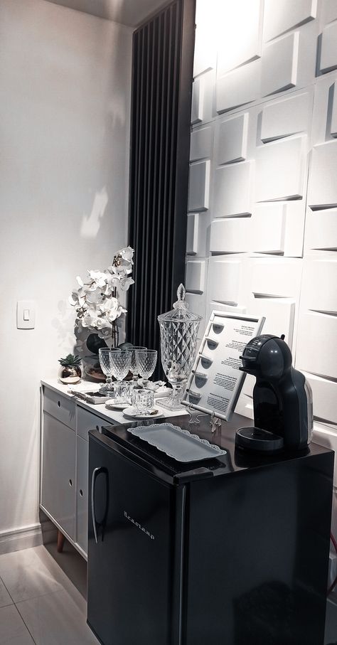 Salon Aesthetic Beauty, Black Esthetics Room, Makeup Studio Design, Brow Studio Ideas, Beauty Studio Decor, Salon Decor Studio, Studio Lash, Makeup Studio Decor, Lash Room Decor