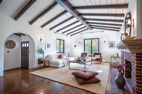 Spectacular Spanish-style house for sale for $1.35M in Pasadena - Curbed LA Wall Nook, Porch Interior, Spanish Revival Home, Spanish Style Home, Spanish Style Homes, Spanish Revival, Spacious Kitchens, Elegant Living Room, Beautiful Inside And Out