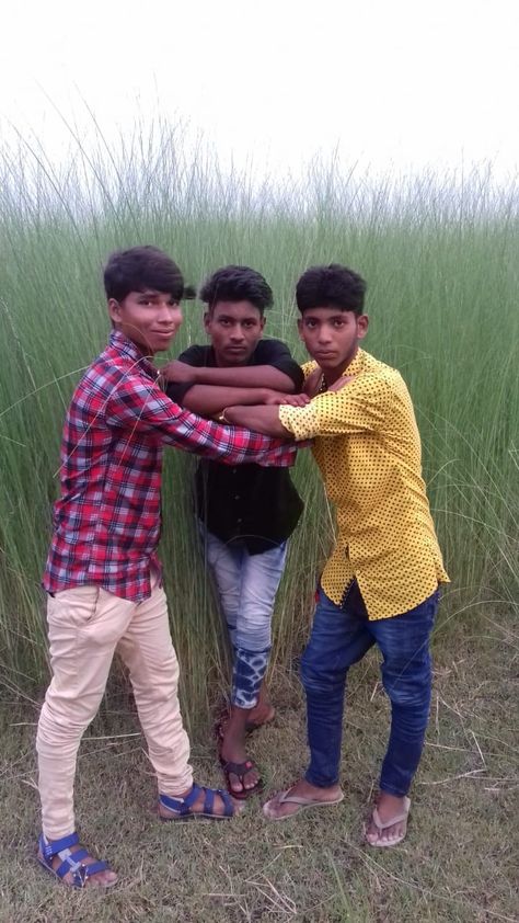 Funny Three Friends Pictures, Anti Mati Gaya Pose, Group Of 3 Poses Funny, Funny Poses 3 People, 3 People Funny Poses, 3 Friends Photoshoot Funny, Three People Poses Funny, Awkward Trio Poses, Trio Picture Ideas Funny