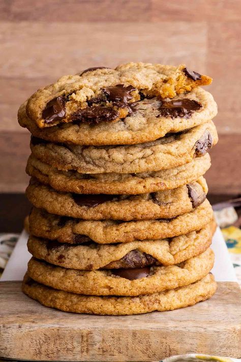 Stack of Super Soft Chocolate Chips Cookies Cake Mix Biscotti Recipe, Peach Cobbler Pound Cake Recipe, Secret Cookie Recipe, Soft Chocolate Chip Cookie, Soft Chewy Chocolate Chip Cookies, Thick Cookies, Toll House Chocolate Chip, Fruit Salad Easy, Soft Cookies