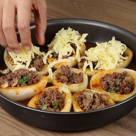 YumMakers - Potatoes stuffed with ground beef! Perfect combination! Yummakers Potatoes, Ground Beef Potatoes, Potatoes Stuffed, Beef Potatoes, Potato Appetizers, Ground Beef And Potatoes, Baked Potato Recipes, Beef And Potatoes, Ground Beef Recipes Easy