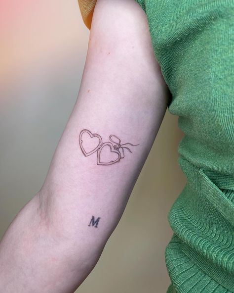 Heart lockets tattoos are so cute. #stockholmtattoo #tattoostockholm #finelinetattoostockholm #finelinetattooartist #stockholmtattooartist #stockholmtatuering #visitstockholm #visitstockholm🇸🇪 #travelstockholm #stockholmstyle Heart Locket Tattoo, Tattoo Stockholm, Locket Tattoos, Tiny Tats, Instagram Heart, Discreet Tattoos, Free Tattoo, Tattoo Outline, Stockholm Fashion