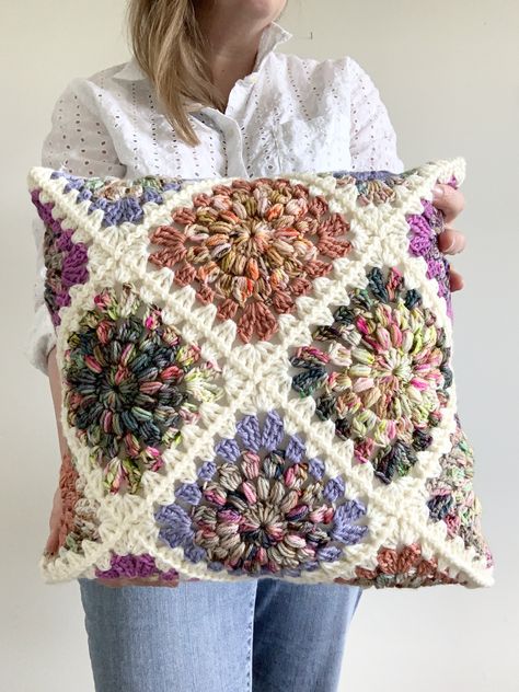 Hygge Burst Granny Square Pillow Pattern x Wildflower Collection by Hue Loco Yarn — NautiKrall Crochet Nautikrall Crochet, Crochet Cushion Cover, Beginners Crochet, Crochet Pillows, Crochet Cushions, Granny Square Blanket, Afghan Patterns, Crochet Pillow, Retro Stripes