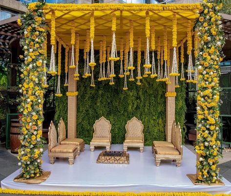 Leaf Decor Wedding, Haldi Decoration Ideas, Small Wedding Decor, Mandap Design, Simple Stage Decorations, Wedding Decor Photos, Wedding Entrance Decor, Lemon Buttercream, Wedding Stage Design