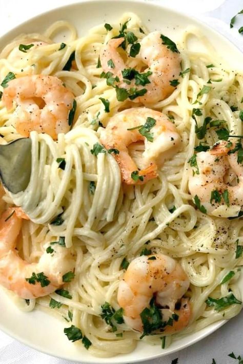 20-Minute Shrimp Alfredo Pasta, a delicious dinner recipe. Creamy, garlicky, ridculously easy to make, this dish is the perfect comfort food no matter the season. Also, a fabulous midweek dinner recipe if you are looking for a romantic meal this Valentine's Day. Tender shrimp, comforting spaghetti smothered in a creamy and garlicky homemade alfredo sauce, what a dinner!#homemadealfredosauce, #alfredopasta, #shrimp, #valentinesdaymealsfortwo, #pastarecipes Alfredo Pasta With Shrimp, Scallops Alfredo, Lobster Alfredo, Cheesy Shrimp, Seafood Alfredo, Scallop Pasta, Pasta With Shrimp, Pasta Creamy, Pasta Alfredo