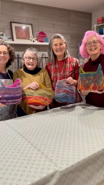 Natasha Smart Textiles on Instagram: "More fabulous baskets (and basket bags!) wet felted by these lovely ladies for my first 2023 workshop! (And a guest appearance from Barnaby too!) #natashasmarttextiles #handmadebasket #feltbasket #feltbag #basketmakingworkshop #basketmaking #wetfeltmaking #wetfeltersofinstagram #feltbagonaball #feltartists #feltingball #craftingtogether #craftingwithfriends #feltingartist #feltmaking #feltart #feltcraft #feltmakingworkshop #feltingworkshop #woolfelting #ha Felted Basket Diy, Felted Purses Handbags, Wet Felted Basket, Wet Felted Bag, Felt Basket Diy, Handwork Ideas, Diy Wool Felt, Felt Painting, Felted Bags