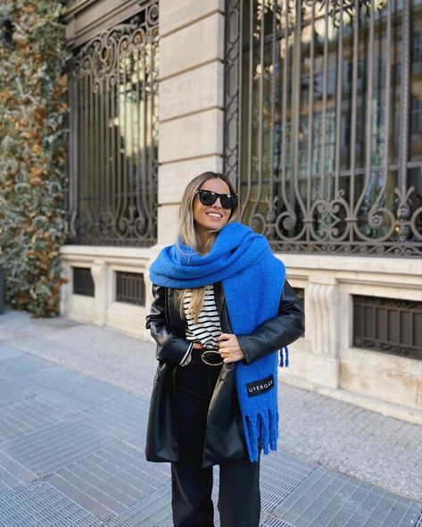 #ootd #outfits #outfitinspo #trendy #tendencia #españa #chile #argentina #fashion #style #ropa #zara #bufanda #invierno #cayetana Royal Blue Scarf Outfit, Cashmere Scarf Outfit, Blue Scarf Outfit, Green Scarf Outfit, Argentina Fashion, Scarf Outfit Winter, Scarf Fits, Fall Video, Ny Outfits