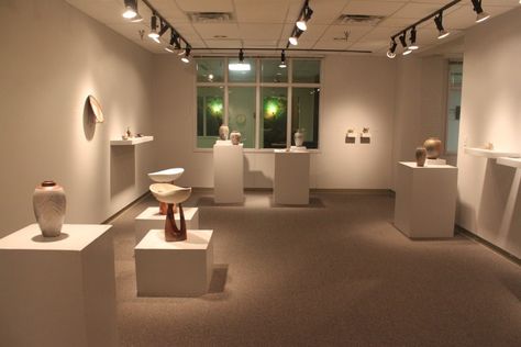 Ceramics Display, Museum Vibes, Exhibition Display Design, Pottery Display, Gallery Display, Bathroom Design Layout, Gallery Lighting, Ceramic Workshop, Exhibition Display