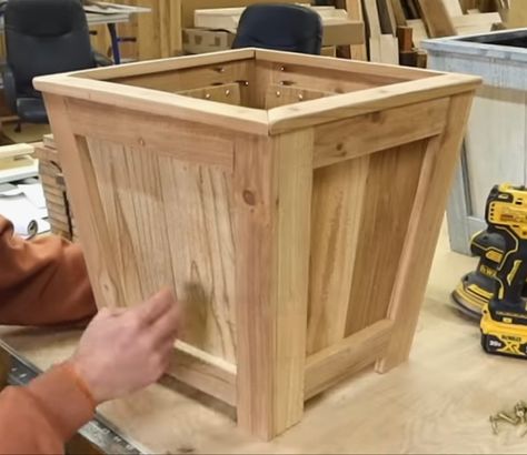 Planter Box From Fence Pickets, Fence Picket Planter Boxes, Cedar Fence Picket Projects, Fence Picket Projects, Planter Boxes Diy, Picket Projects, Cedar Fence Posts, Diy Wood Planters, Woodworking Items That Sell