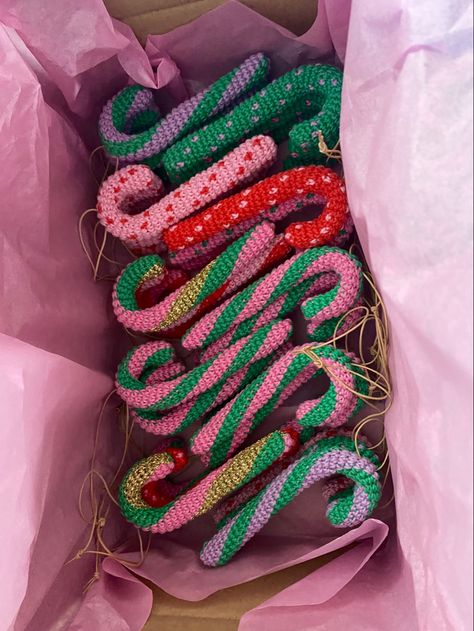 Christmas Decor Knitting, Christmas Knitting Aesthetic, Knit Candy Cane, Sewing Project Christmas, Christmas Decor Ornaments, Crocheted Candy Canes, Crochet Vibes Aesthetic, Crocheting Christmas Ornaments, Crochet Holiday Ornaments