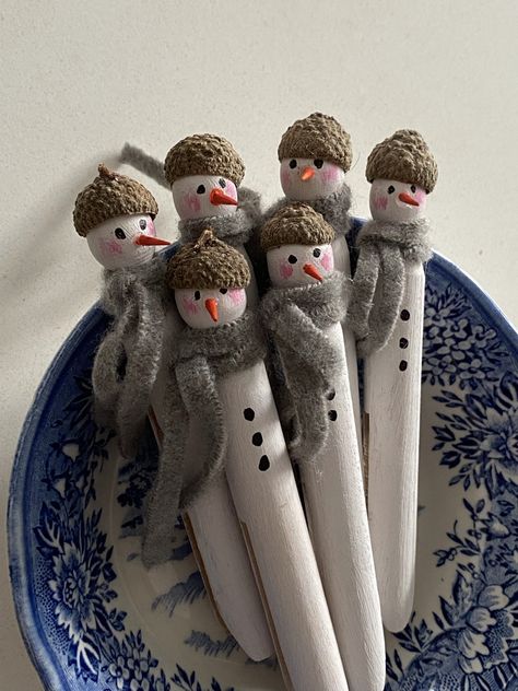 How to make little Peg Snowmen - two perfect craft days Peg Craft Ideas, Christmas Bazaar Crafts Homemade Gifts, Old Clothes Pins Ideas, Clothes Pin Diy Crafts, Clothespin Snowflake Diy, Dolly Peg Christmas Decorations, Clothes Pegs Crafts, Christmas Craft Tutorials, Peg Clothespin Crafts