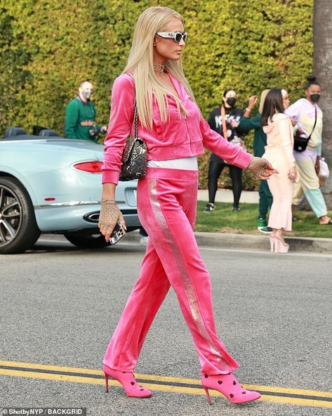 Paris Hilton and Saweetie sport Juicy Couture tracksuits for shoot Paris Hilton Juicy Couture Tracksuit, Paris Hilton 2000s Juicy Couture, Juicy Couture Halloween Costume, Paris Hilton Juicy Tracksuit, Paris Hilton Pink Tracksuit, Paris Hilton Costume Halloween, Tracksuit Halloween Costume, Paris Hilton Iconic Outfits, Paris Hilton Iconic Looks