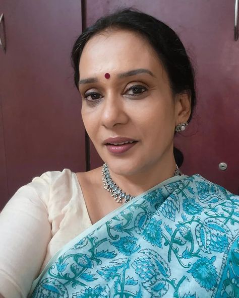 Mala Parvathi, Bollywood Actress Without Makeup, Fashionable Saree Blouse Designs, Actress Without Makeup, Beautiful Women Over 40, Indian Actress Hot Pics, Indian Beauty Saree, India Beauty, Desi Beauty