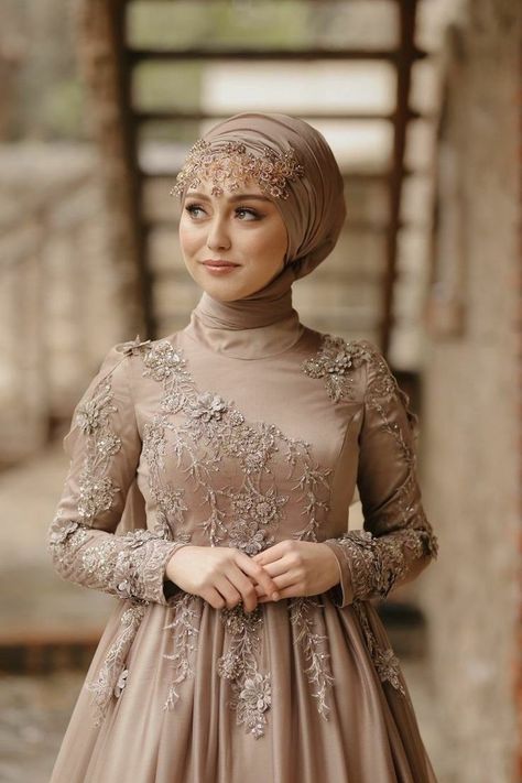 Arabic Gowns With Hijab, Gowns With Hijab, Arabic Gowns, Soirée Dresses, Dress Arabic, Wedding Hijab Styles, Hijab Dress Party, Muslimah Wedding Dress, Hijab Wedding Dresses