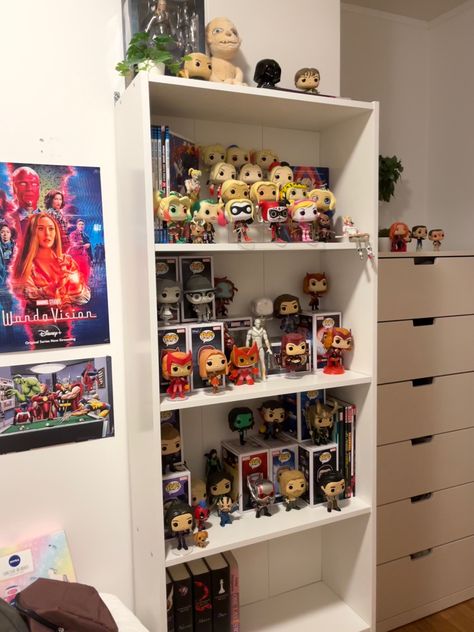 Marvel Shelf, Funko Pop Display Ideas Shelves, Anime Figure Shelf Display, Manga Display Shelf, Shelf Decor Funko Pop, Manga And Figure Shelf, Marvel Room Ideas, Anime Figure Wall Shelf, Collectors Room Ideas