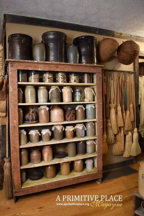 Primitive Cupboards Display, Unfitted Kitchens, A Primitive Place Magazine, Prim Kitchen, Antique Kitchen Utensils, Primitive Shelves, Colonial Decorating, Colonial Home Decor, Primitive Cabinets