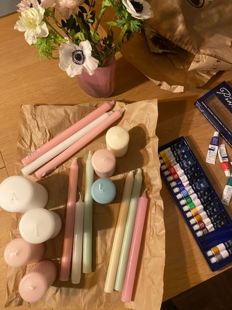 Candle Maker Aesthetic, Candle Painting Ideas Aesthetic, Candle Drawing Aesthetic, Candle Making With Friends, Cute Candles Aesthetic Diy, Candle Painting Party, Candle Painting Girls Night, Candle Drawing, Candle Workshop