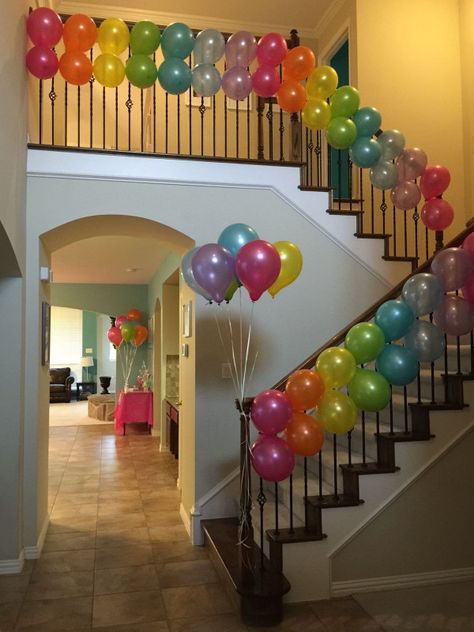 Cute balloons on stairway. Balloon decorations for party Women Decor, Beauty Bites, Men Lifestyle, Birthday Traditions, Travel Luxury, בר מצווה, Entrepreneur Business, Success Motivation, Rainbow Birthday