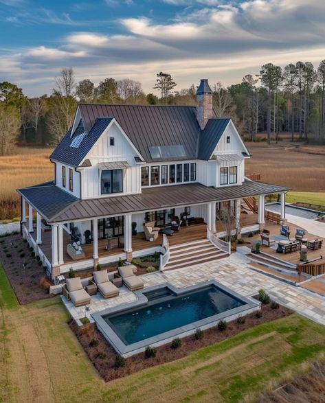 House With Large Backyard, Houses With Pools In The Backyard, Country Home Pool, House Inspo Outside, Dream House Plans Modern, Dream House Exterior Farmhouse, Dream House Backyard, House With Pool And Garden, Modern Farmhouse Pool