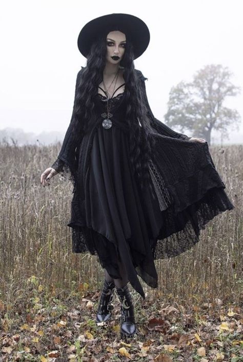 Hippy Goth Outfits, Actual Goth, Gothic Hippie Aesthetic, Hippie Goth Aesthetic, Goth Witch Outfits, Witchy Goth Style, Witch Outfit Ideas, Hippie Goth Outfits, Southern Gothic Fashion