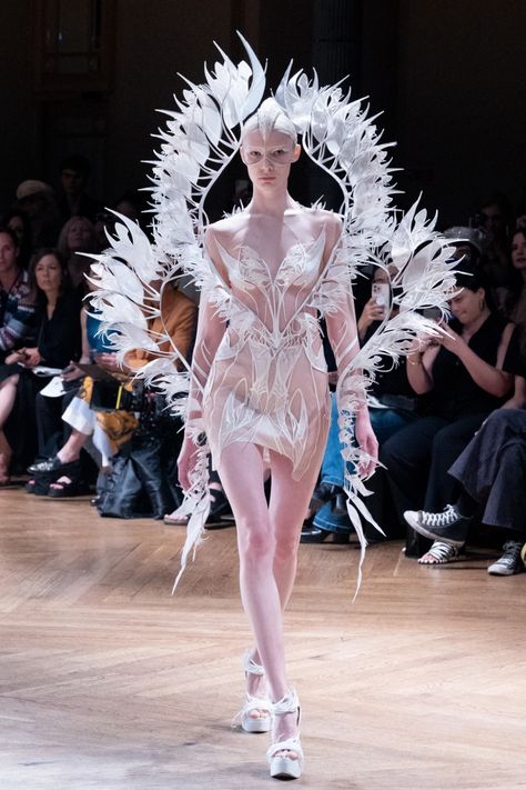 Iris Van Herpen And The Future Of Haute Couture - Grazia Science Fashion, Futurism Fashion, Happy Farm, Paris Haute Couture, Conceptual Fashion, Iris Van Herpen, Sketches Dresses, Couture Week, Feather Dress