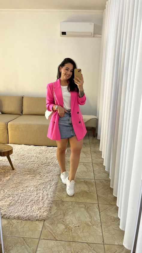 Look com blazer rosa, look com T-shirt, look com saia jeans, look com com e blazer, look com tênis branco, look estiloso com blazer, look estiloso com T-shirt branca Blazer Pink Look, Blazer Rosa Outfit, Looks Blazer, Pink Outfit Ideas, Blazer Rosa, Outfit Informal, T Shirt Branca, Blazer Pink, Pink Outfits