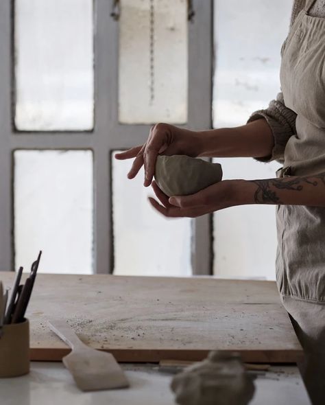 Continuous classes of hand building and wheel throwing in Gracia, Barcelona. Pottery and jewellery workshops. Ceramic Artist Photoshoot, Pottery Studio Photography, Pottery Hands, Pottery Hand Building, Pottery Photoshoot, Hand Building Pottery, Clay Hand Building, Ceramics Photography, Pottery Photography