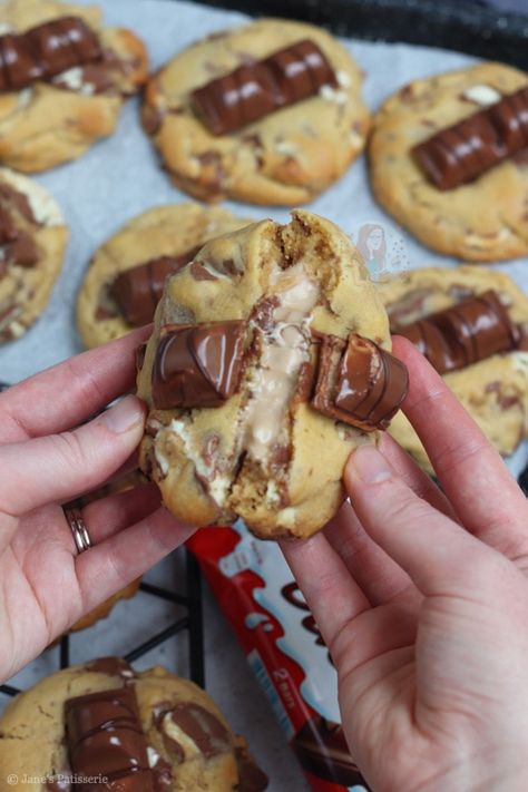 Kinder Bueno Cookies! - Jane's Patisserie Kinder Cookies Recipe, Kids Baking Ideas, Bueno Cookies, Bueno Recipes, Cookies Stuffed, Janes Patisserie, Delicious Christmas Desserts, Christmas Desserts Easy, Bicarbonate Of Soda