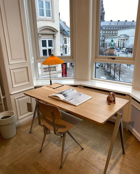 Lucy Williams on Instagram: “Can’t help but feel I’d be 99.9999% more productive working at a desk like this. 👌🏼” Working Room Aesthetic, Work Table Aesthetic, Mini Art Studio, Art Advisor, Minimal Home, Home Office Design, Interior Inspo, House Inspo, Room Makeover