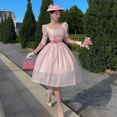 1950s Housewife Fashion, 50s Housewife Dress, Housewife Dress, Vintage Page, Vintage Inspired Clothing, Rockabilly Pinup, Look Retro, Girly Dresses, Vintage Wardrobe