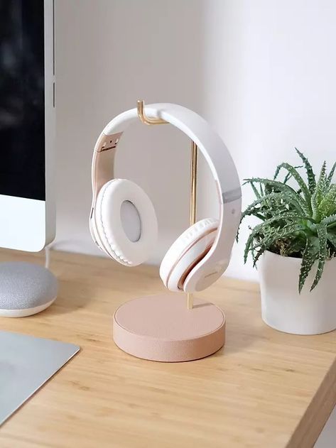 Headphones Stand, Gold Headphones, Koleksi Makeup, Home Office Set Up, Cute Headphones, Storage Desk, Corner Sofa Design, Headphone Stand, Headphone Stands