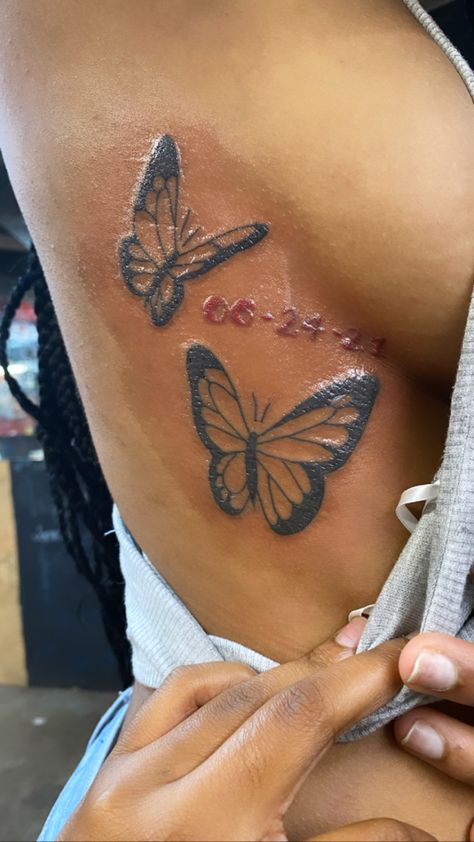 Under Brest Tattoo Women, Underboob Tattoo Black Women, Side Tats, Tattoos For Black Women, Hand Tattoos For Girls, Cute Hand Tattoos, Pretty Hand Tattoos, Butterfly Tattoos For Women, Neck Tattoos Women